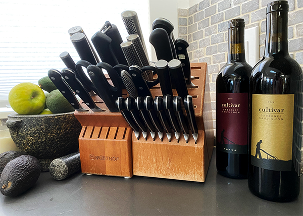 Cultivar wine and cooking knives